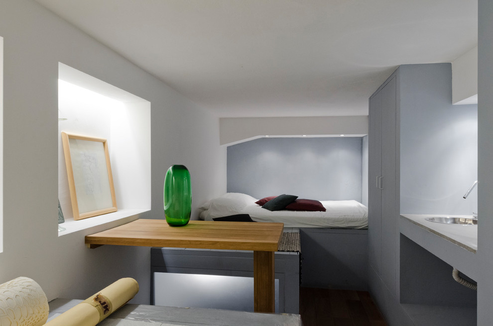 Aménagement d'une petite chambre d'amis moderne avec un mur gris et aucune cheminée.