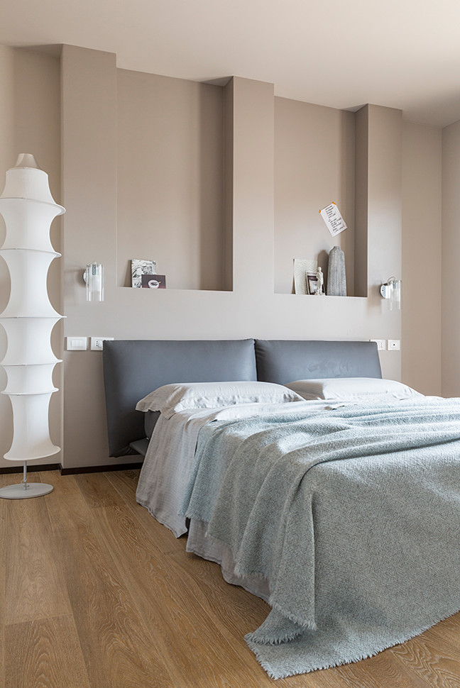 Bedroom - contemporary bedroom idea in Rome