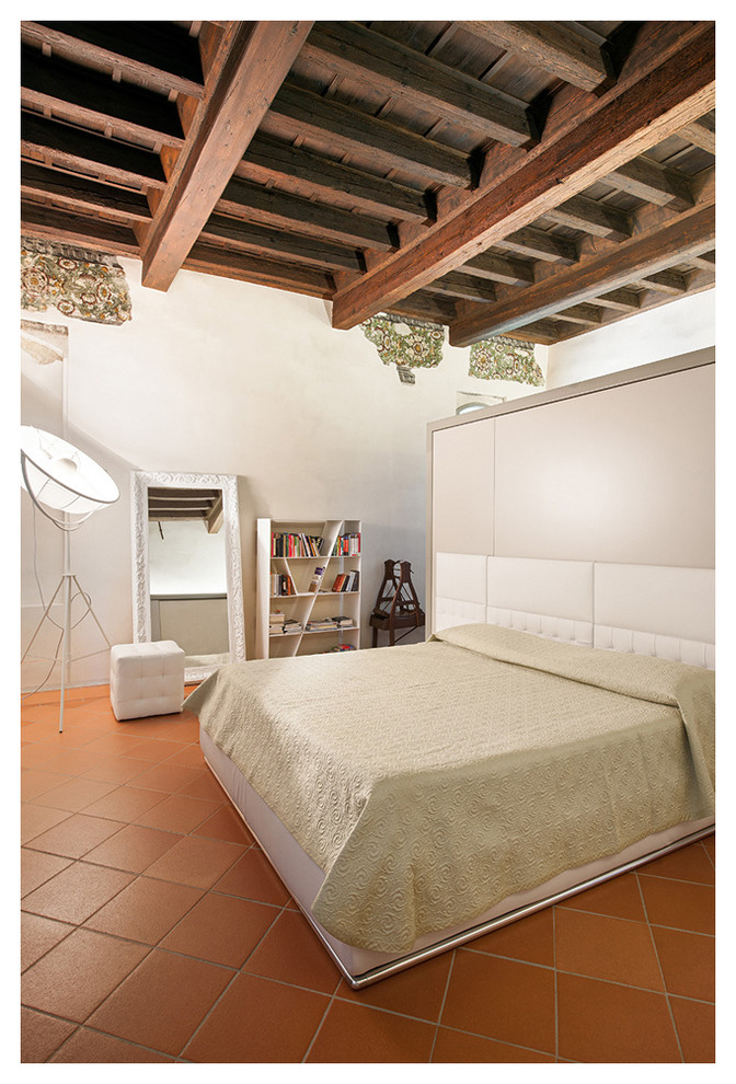 他の地域にある広いコンテンポラリースタイルのおしゃれな主寝室 (白い壁、テラコッタタイルの床) のインテリア