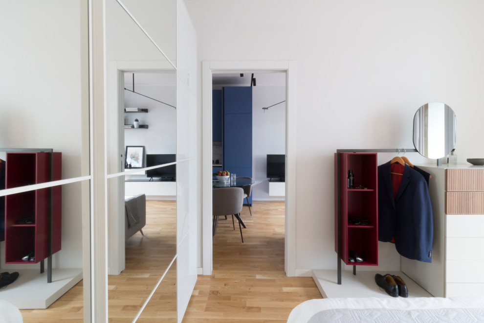 Bedroom - contemporary bedroom idea in Milan