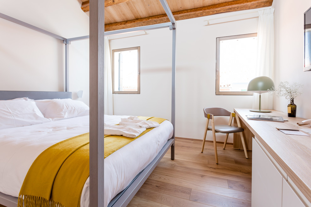Idee per una camera da letto mediterranea con pareti bianche, parquet chiaro e pavimento marrone