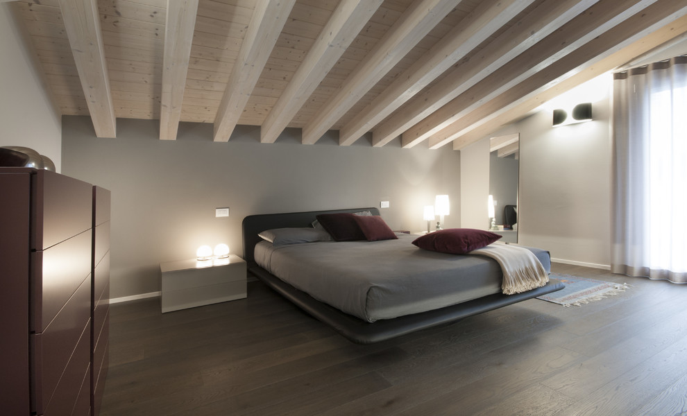 Inspiration for a modern bedroom in Venice.