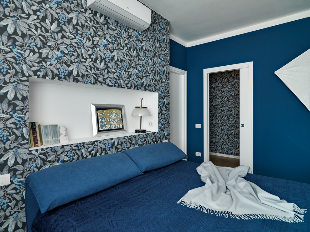 Modelo de dormitorio principal minimalista pequeño con paredes azules y suelo de madera clara