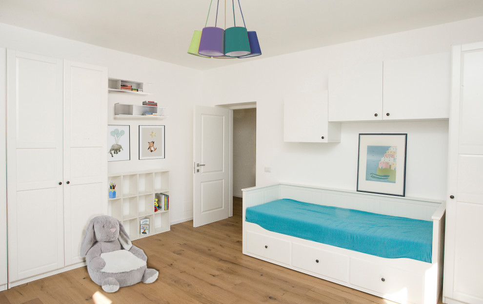 На фото: гостевая спальня среднего размера, (комната для гостей) в стиле шебби-шик с белыми стенами, темным паркетным полом и бежевым полом
