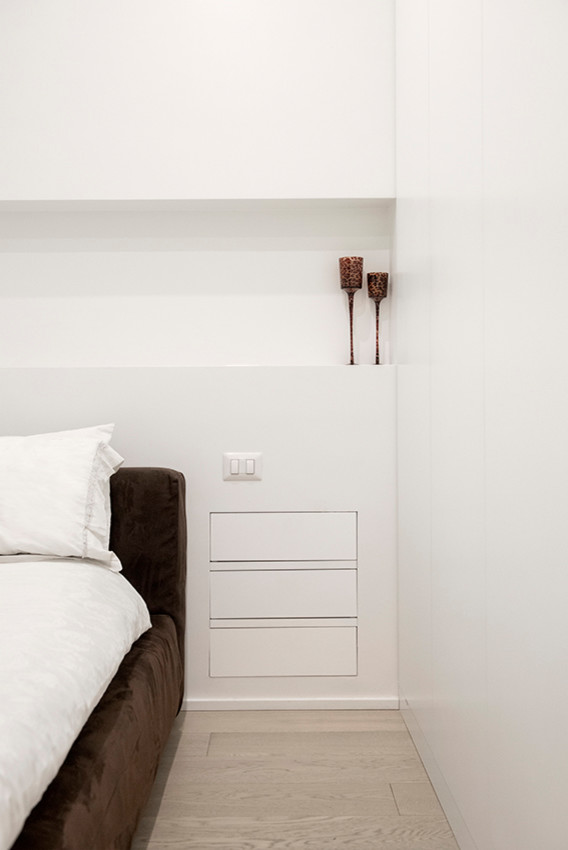 Idées déco pour une chambre d'amis contemporaine de taille moyenne avec un mur blanc, un sol en bois brun et un sol marron.