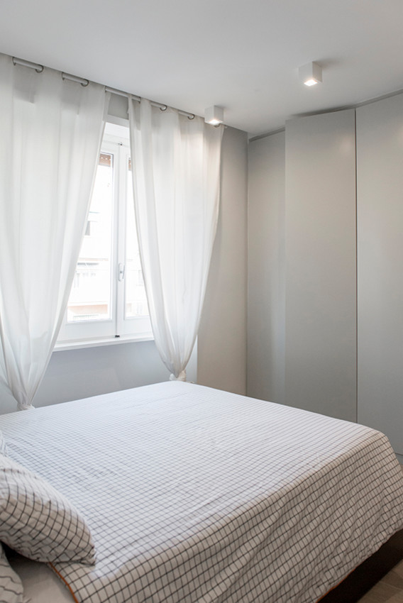 Idee per una camera degli ospiti contemporanea di medie dimensioni con pareti bianche, pavimento in legno massello medio e pavimento marrone