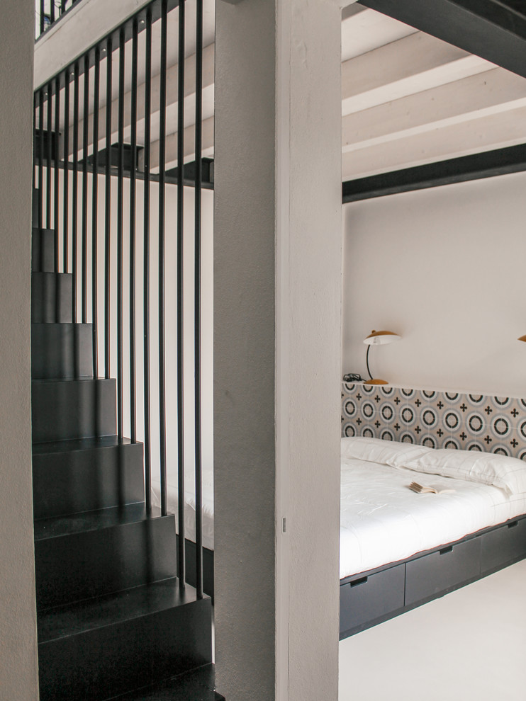 Inspiration för mellanstora medelhavsstil sovloft, med vita väggar, betonggolv och grått golv