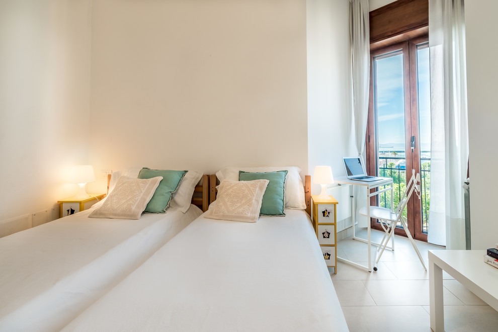 Свежая идея для дизайна: гостевая спальня (комната для гостей) в средиземноморском стиле с белыми стенами и бежевым полом - отличное фото интерьера