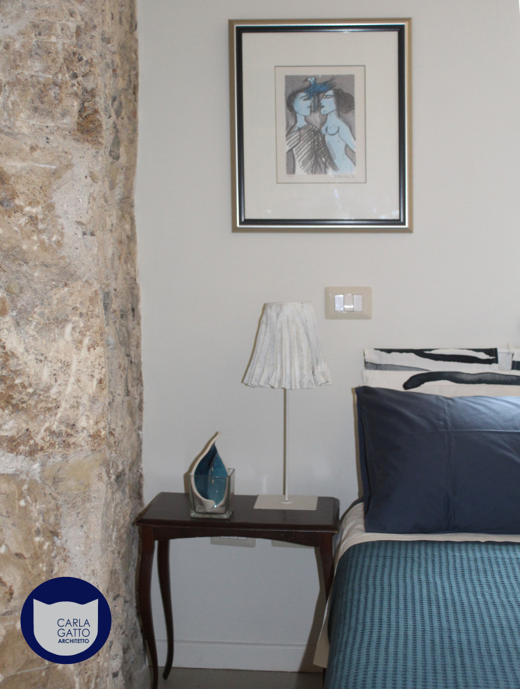 ローマにある小さなコンテンポラリースタイルのおしゃれな主寝室 (白い壁、磁器タイルの床、白い床) のインテリア