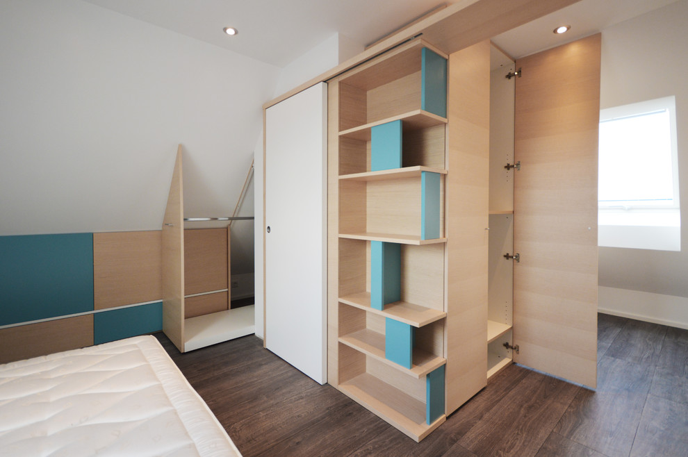 Diseño de dormitorio principal actual de tamaño medio con paredes blancas, suelo de madera oscura y suelo gris