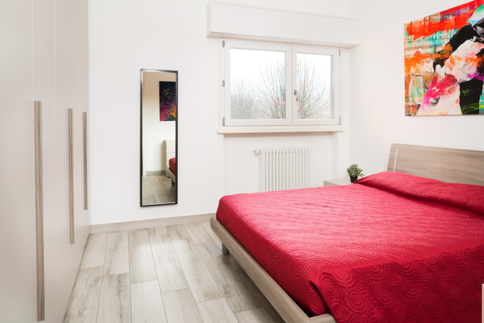 Mittelgroßes Modernes Hauptschlafzimmer mit weißer Wandfarbe, Porzellan-Bodenfliesen und beigem Boden in Turin
