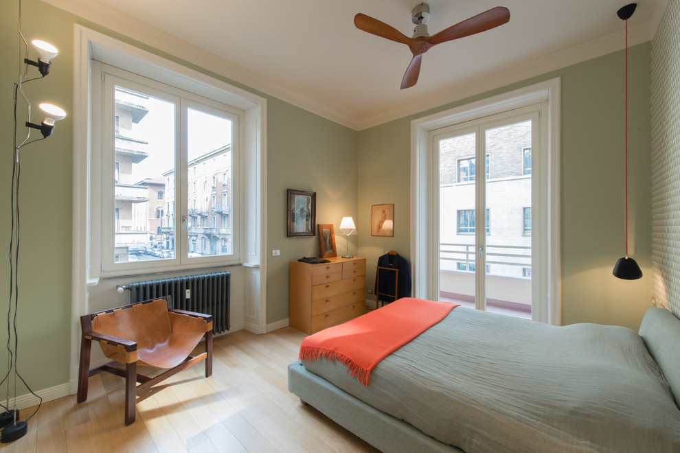 Modelo de dormitorio principal retro grande con paredes verdes y suelo de madera pintada