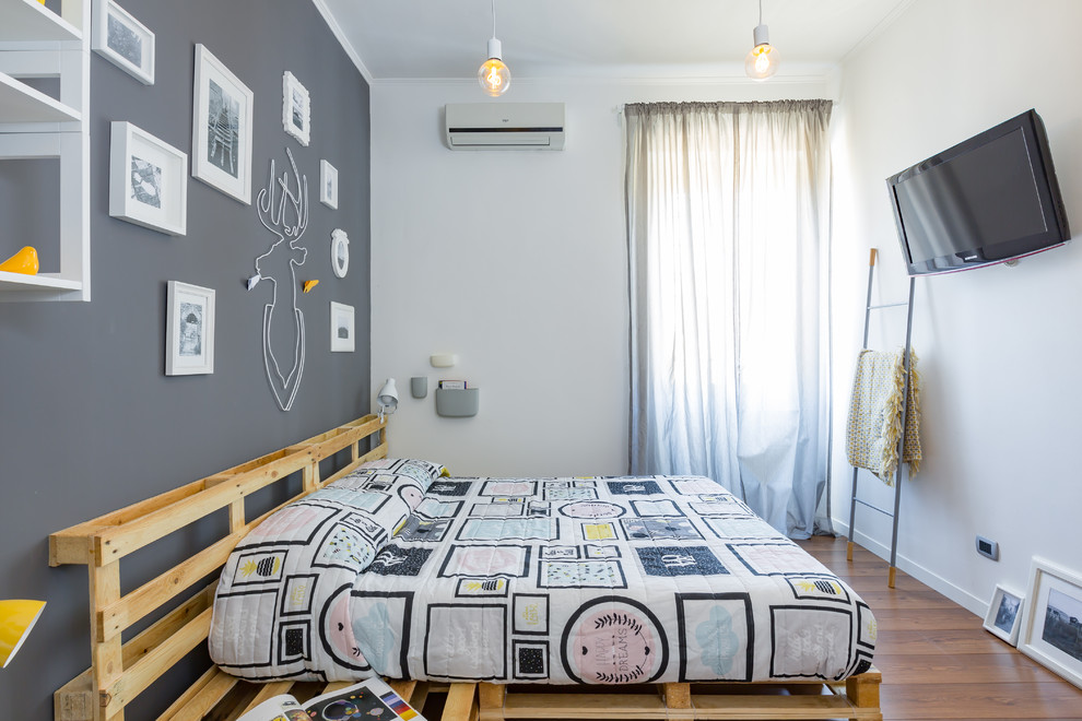 Foto de dormitorio principal escandinavo de tamaño medio con paredes multicolor y suelo de madera en tonos medios
