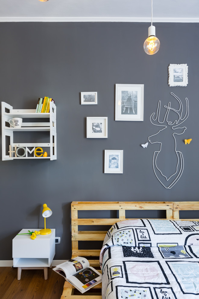 Imagen de dormitorio principal nórdico con paredes grises