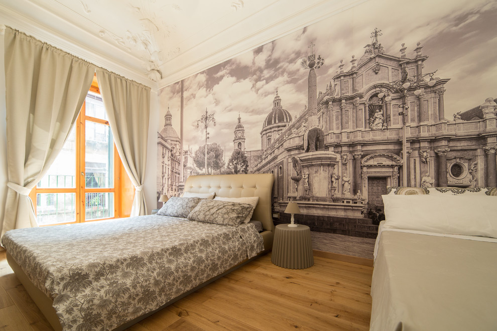 Esempio di una camera da letto con parquet chiaro e pavimento beige