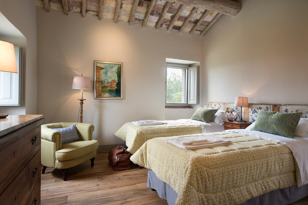 フィレンツェにある広いカントリー風のおしゃれな客用寝室 (白い壁、淡色無垢フローリング、暖炉なし) のインテリア