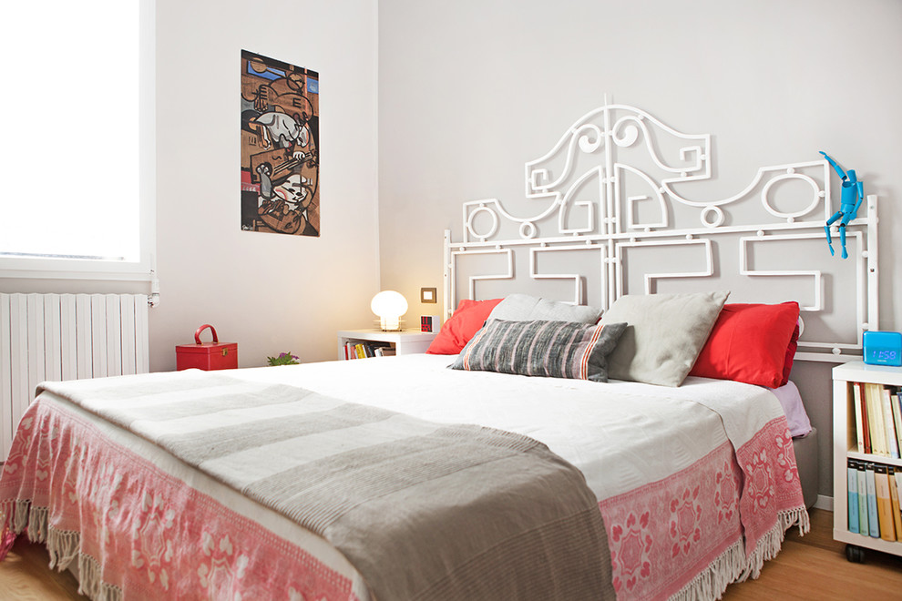 Modernes Hauptschlafzimmer mit weißer Wandfarbe und hellem Holzboden in Bologna