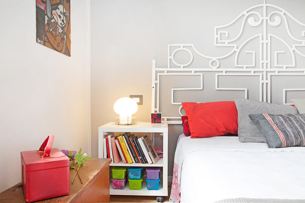 Bedroom - modern bedroom idea in Bologna with gray walls