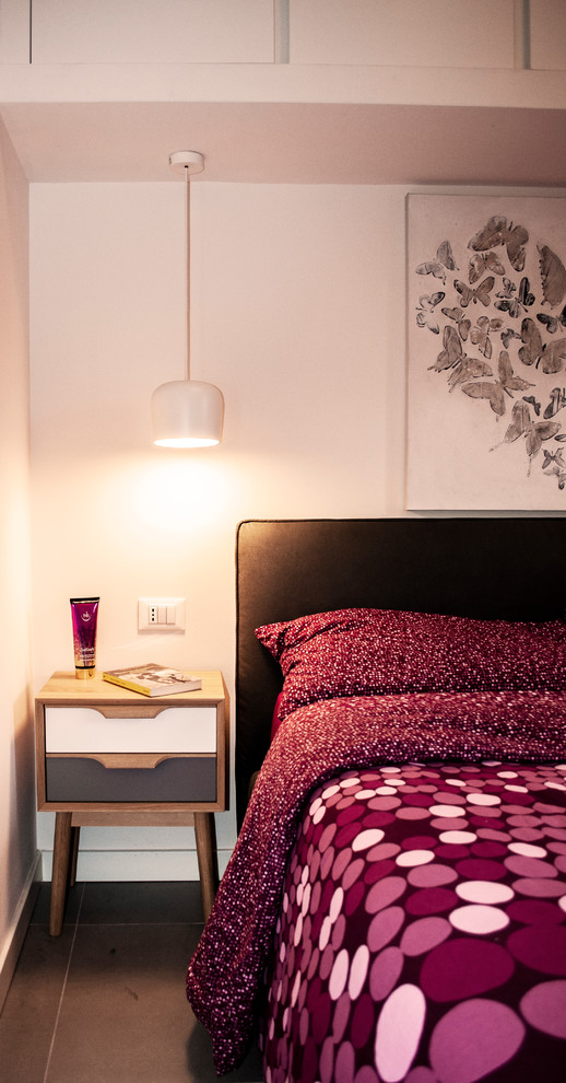Kleines Modernes Hauptschlafzimmer mit weißer Wandfarbe, Porzellan-Bodenfliesen und grauem Boden in Mailand