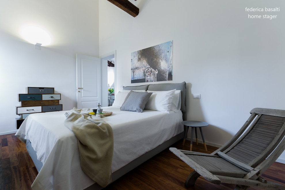 Inspiration for a large contemporary bedroom in Bologna with white walls and medium hardwood flooring.