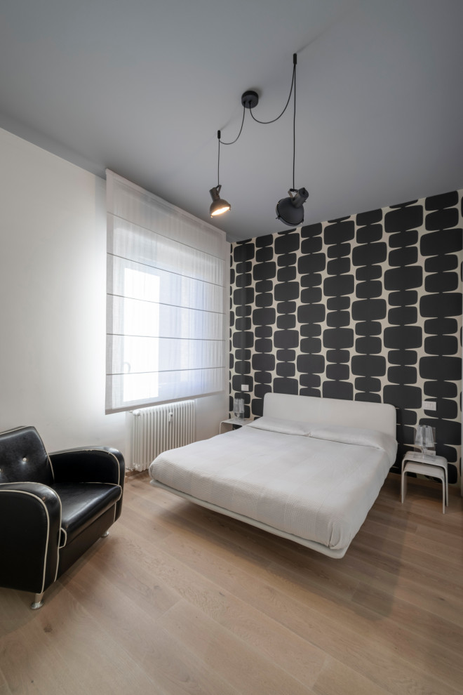 Mittelgroßes Modernes Hauptschlafzimmer mit weißer Wandfarbe, hellem Holzboden und beigem Boden