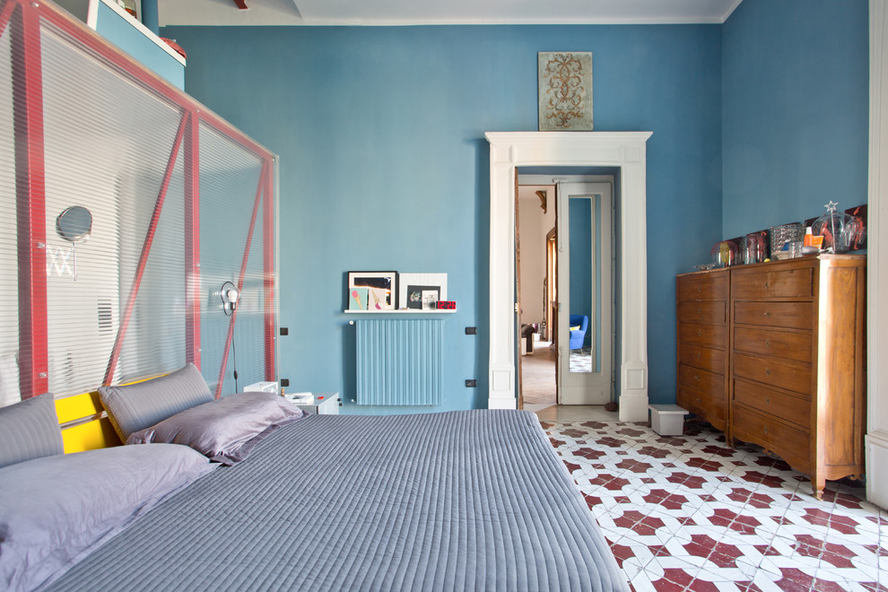 Idee per una grande camera matrimoniale bohémian con pavimento con piastrelle in ceramica, pareti blu, nessun camino e pavimento multicolore