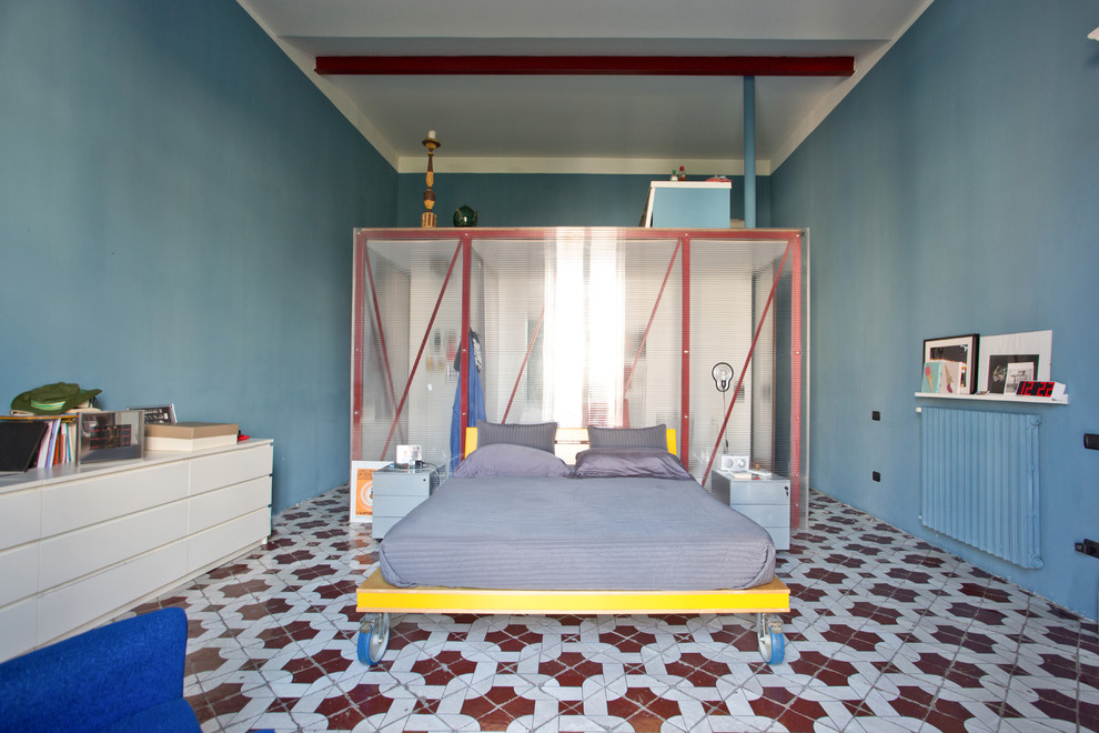 Идея дизайна: большая спальня в стиле фьюжн с синими стенами, полом из керамической плитки и разноцветным полом без камина