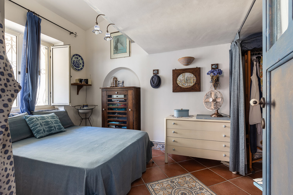 Kleines Maritimes Hauptschlafzimmer mit weißer Wandfarbe und braunem Boden in Rom
