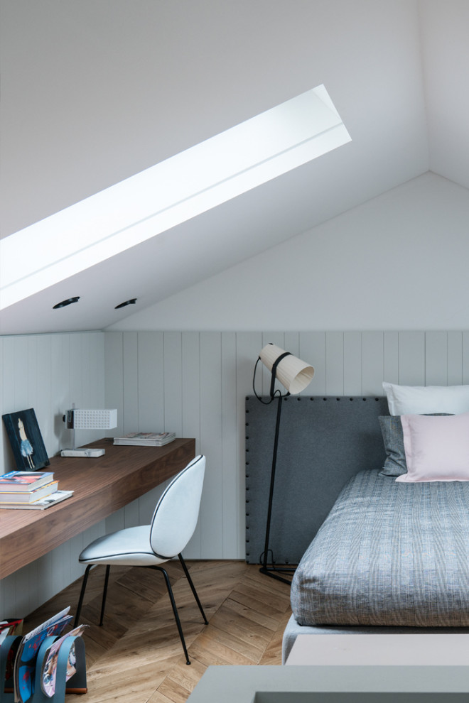 Idéer för mellanstora funkis sovrum, med grå väggar, ljust trägolv och beiget golv
