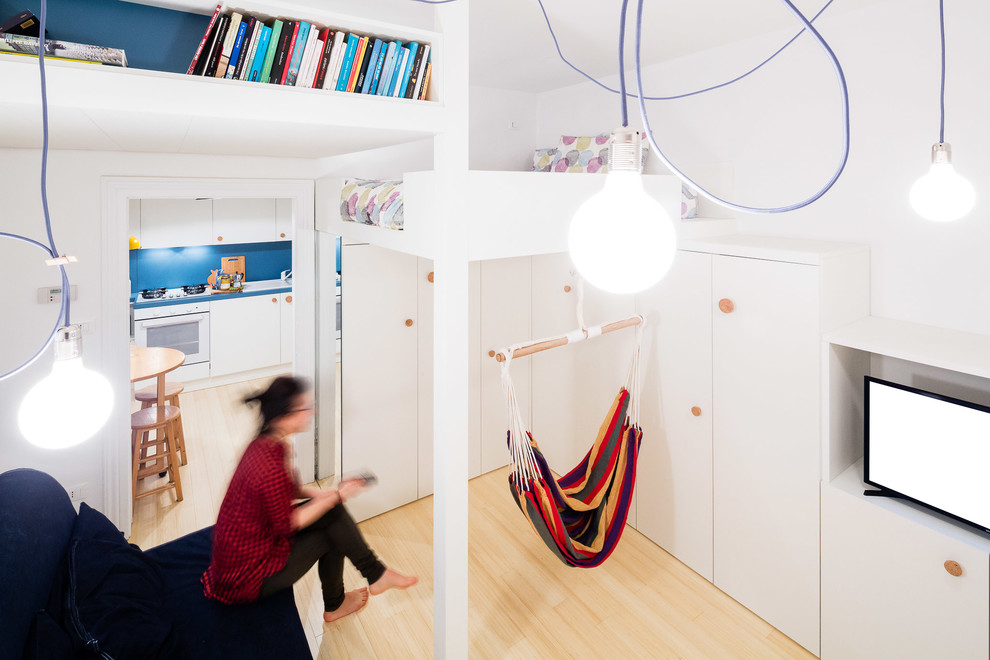 Kleines Modernes Schlafzimmer im Loft-Style mit weißer Wandfarbe und Bambusparkett in Mailand