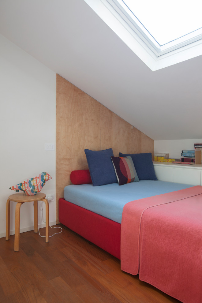 ミラノにある小さなコンテンポラリースタイルのおしゃれな寝室 (白い壁、無垢フローリング、茶色い床、三角天井)