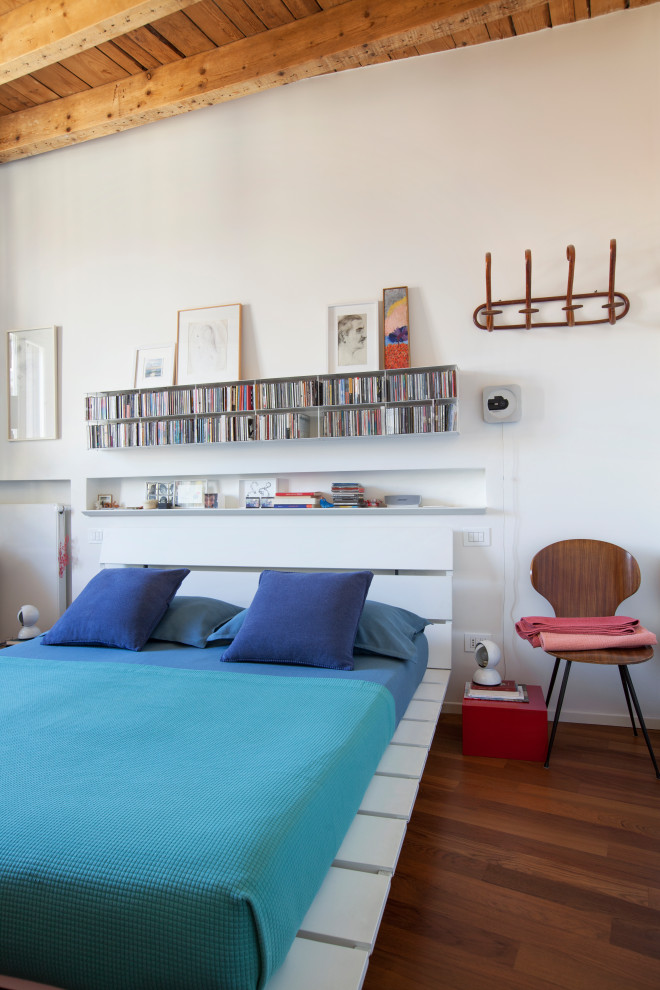 Réalisation d'une chambre parentale design de taille moyenne avec un mur blanc, parquet foncé, poutres apparentes, un plafond en bois et un sol marron.