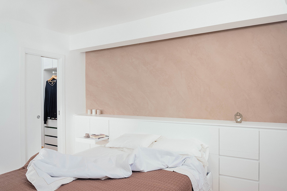 ナポリにあるコンテンポラリースタイルのおしゃれな主寝室 (白い壁) のレイアウト