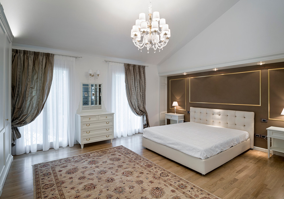 Стильный дизайн: огромная хозяйская спальня в классическом стиле с паркетным полом среднего тона и белыми стенами - последний тренд