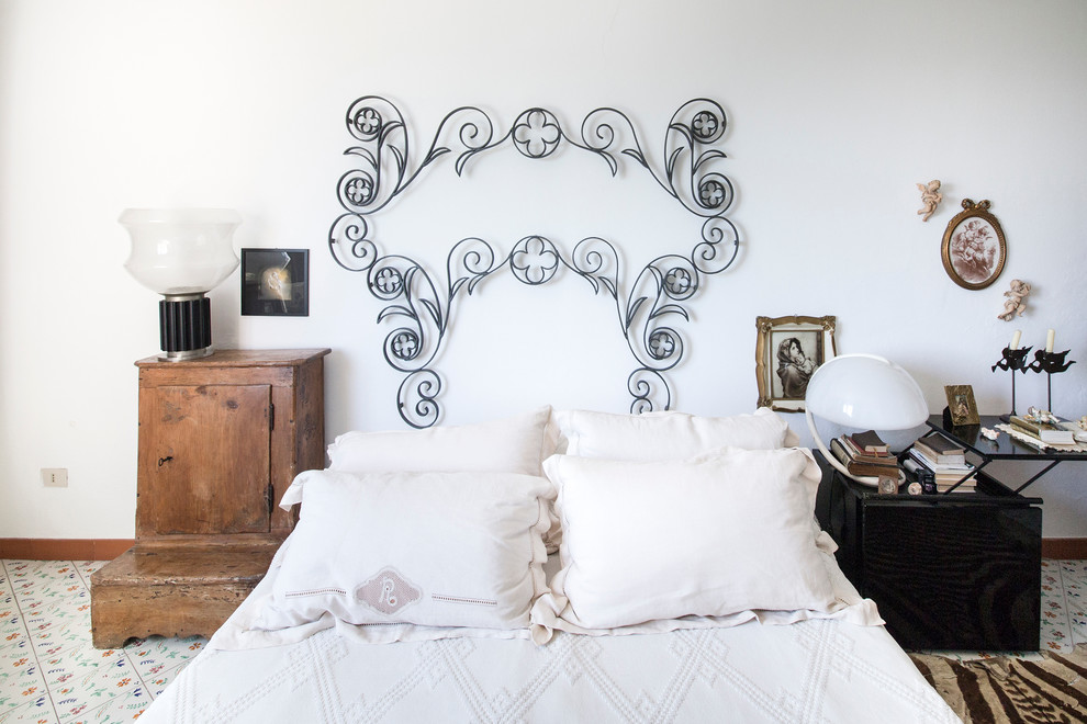 На фото: хозяйская спальня в стиле фьюжн с белыми стенами и полом из керамической плитки с