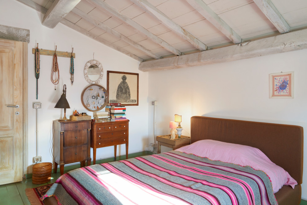 Diseño de dormitorio bohemio con paredes blancas, suelo de madera pintada y suelo verde