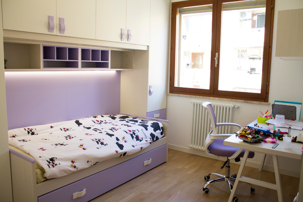 Esempio di una piccola camera da letto minimalista con pareti bianche e parquet chiaro