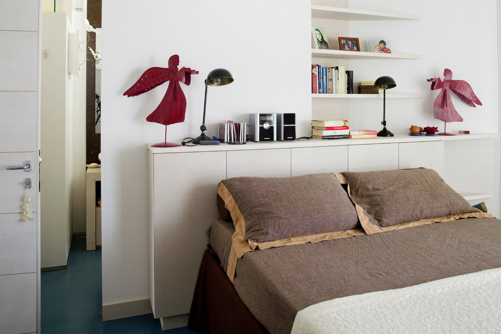 Пример оригинального дизайна: хозяйская спальня в современном стиле с белыми стенами