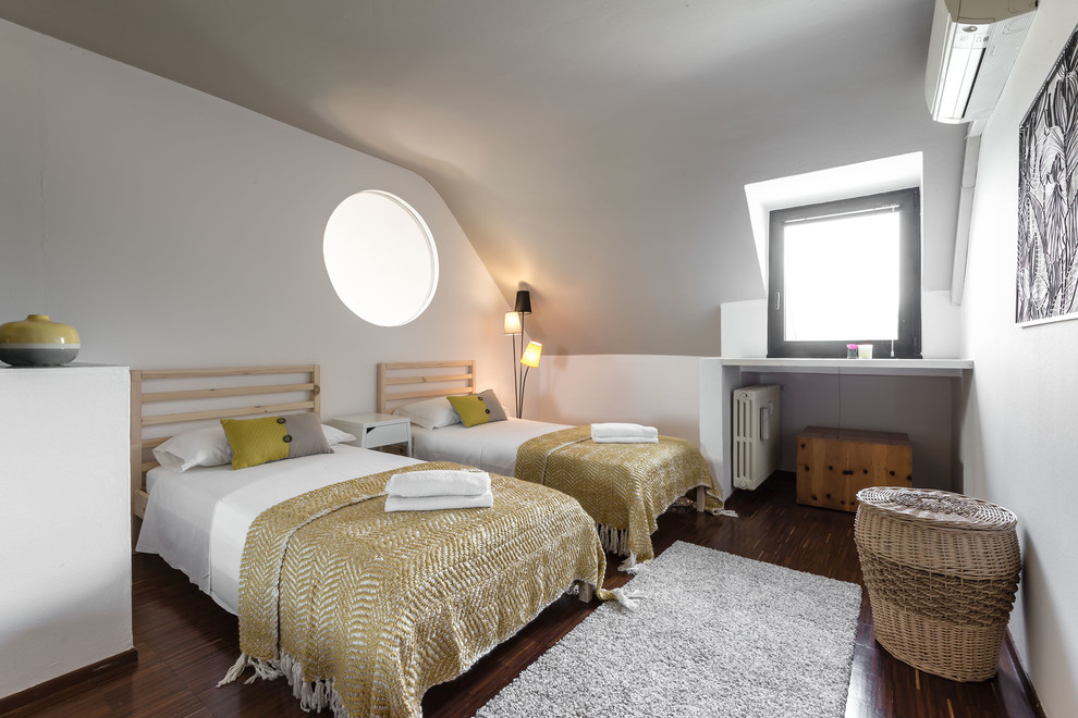 Diseño de habitación de invitados actual de tamaño medio con paredes blancas y suelo de madera oscura