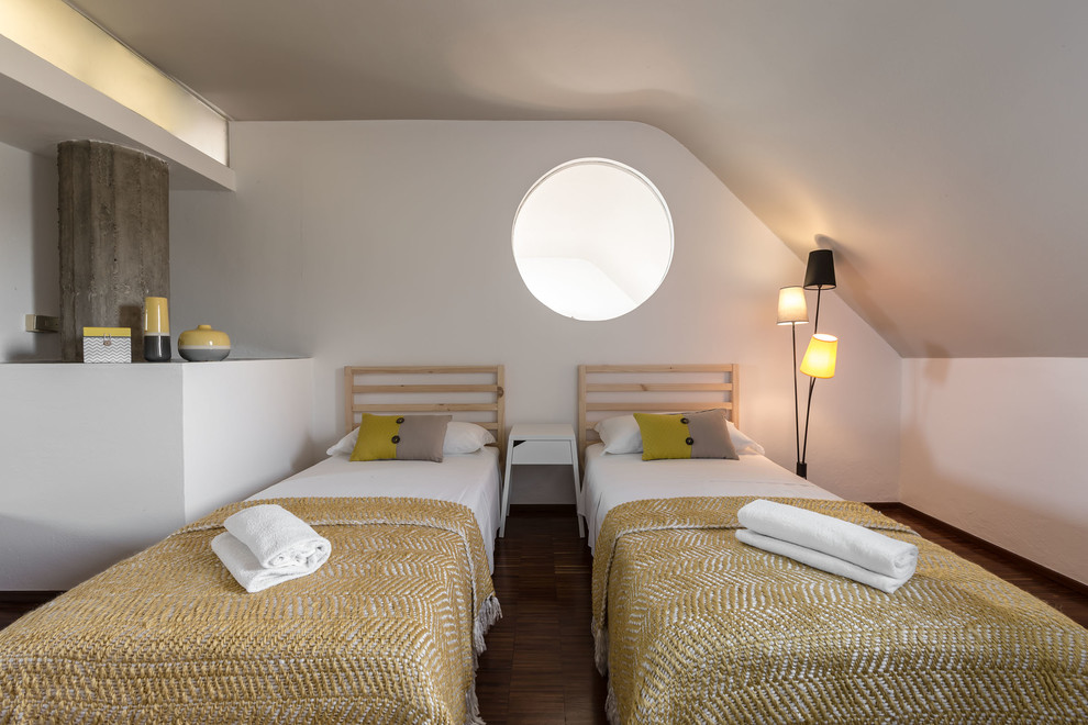 Стильный дизайн: большая гостевая спальня (комната для гостей) в современном стиле с белыми стенами и темным паркетным полом - последний тренд
