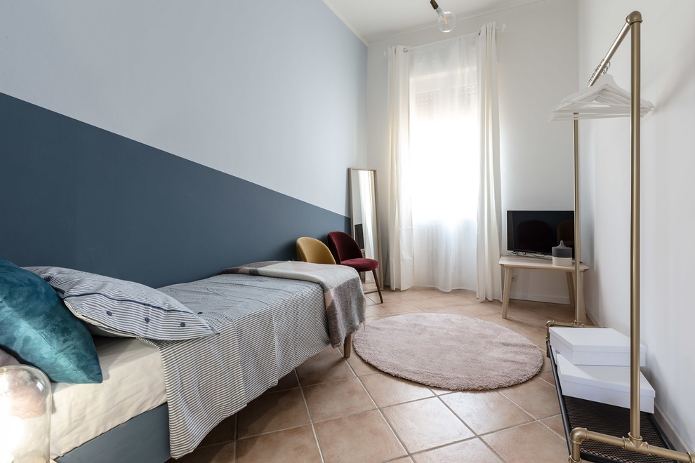 Idée de décoration pour une chambre d'amis design de taille moyenne avec un mur bleu et un sol en carrelage de céramique.
