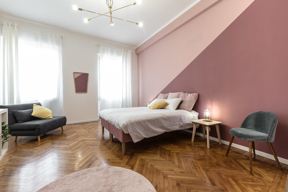 Imagen de dormitorio principal contemporáneo de tamaño medio con paredes rosas, suelo de madera oscura y suelo marrón