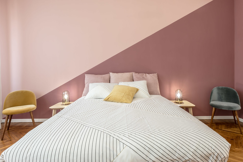 Esempio di una camera matrimoniale minimal di medie dimensioni con pareti rosa, parquet scuro e pavimento marrone