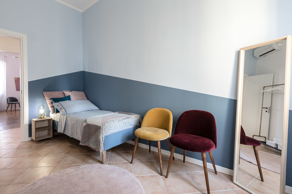 Idee per una camera degli ospiti design di medie dimensioni con pareti blu e pavimento con piastrelle in ceramica