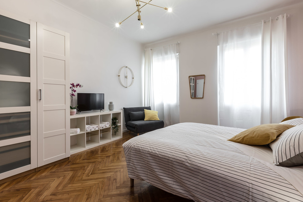 Diseño de dormitorio principal actual de tamaño medio con paredes rosas, suelo de madera oscura y suelo marrón