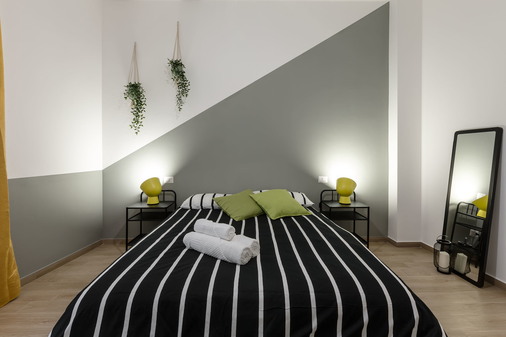 Inspiration för mellanstora moderna huvudsovrum, med gröna väggar, klinkergolv i porslin och brunt golv