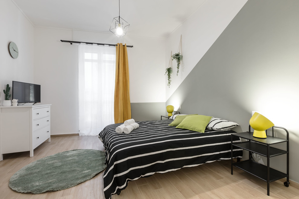 На фото: хозяйская спальня среднего размера в современном стиле с зелеными стенами, полом из керамогранита и коричневым полом без камина
