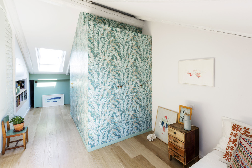 Modernes Schlafzimmer mit weißer Wandfarbe, hellem Holzboden und beigem Boden in Turin
