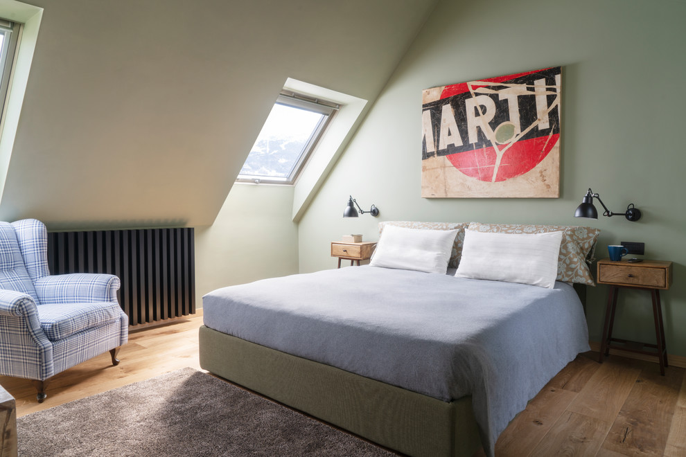 Idee per una camera da letto contemporanea con pareti verdi, pavimento in legno massello medio e nessun camino