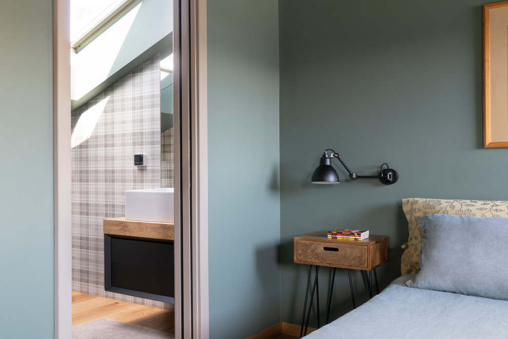 Inspiration för mellanstora moderna sovrum, med gröna väggar, mellanmörkt trägolv och brunt golv